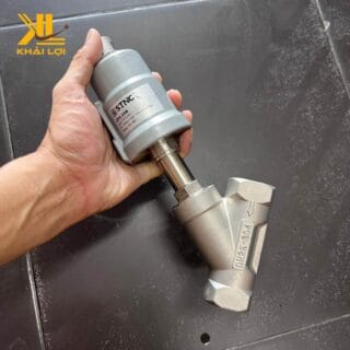 Mặt dưới của Van Xiên Khí Nén Inox STNC ZFC, thể hiện chất liệu inox sáng bóng và độ bền vượt trội.