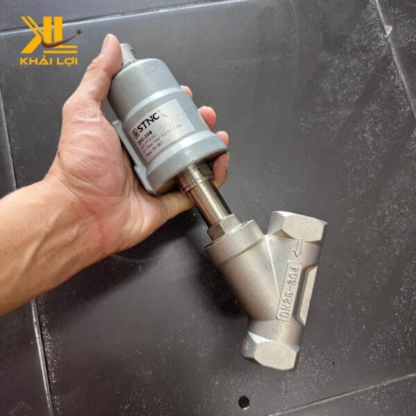 Mặt dưới của Van Xiên Khí Nén Inox STNC ZFC, thể hiện chất liệu inox sáng bóng và độ bền vượt trội.
