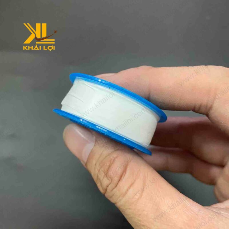 Cuộn keo lụa màu xanh dương trong, ruột trắng, chuyên dùng làm kín mối nối ren.
