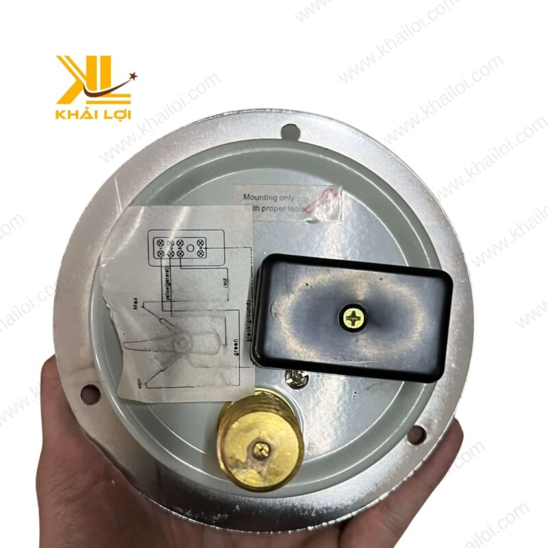 Đồng hồ áp suất chân đứng YAMAKI Y100 bền đẹp.
