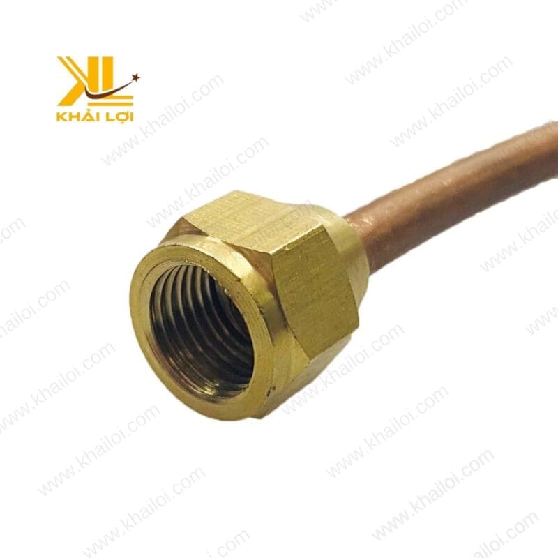 Tán siết lã ống đồng được kết nối với ống đồng trong hệ thống dẫn khí công nghiệp.