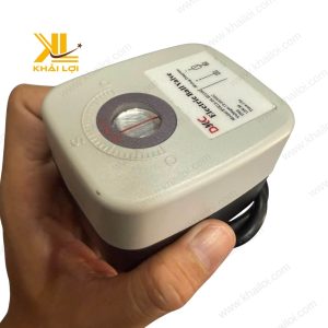 Cận cảnh chi tiết thân van đồng của Van Bi Điện Thau BVE với lớp vỏ nhựa bảo vệ chống nước.