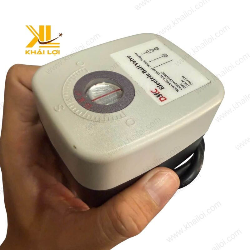 Cận cảnh chi tiết thân van đồng của Van Bi Điện Thau BVE với lớp vỏ nhựa bảo vệ chống nước.