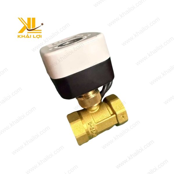 Cận cảnh chi tiết thân van đồng của Van Bi Điện Thau BVE với lớp vỏ nhựa bảo vệ chống nước.