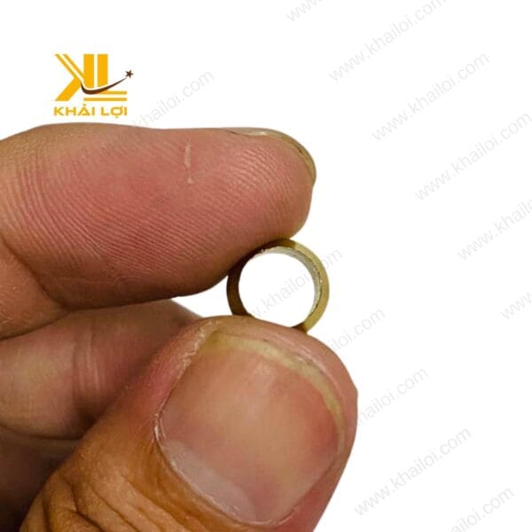 Bộ phận hạt bắp đồng siết chặt ống đồng, đảm bảo kết nối an toàn.