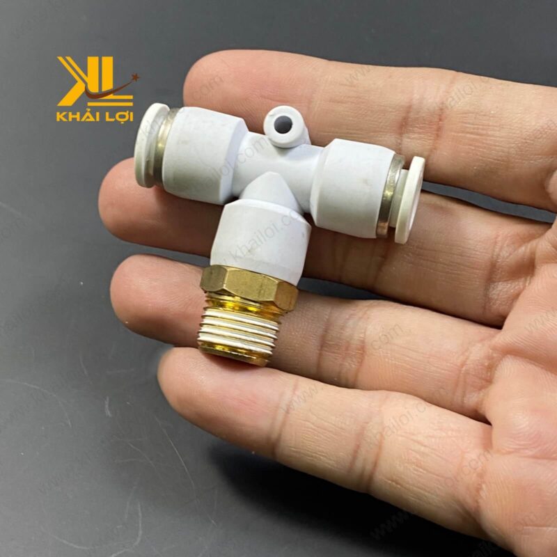 Cận cảnh khớp nối chữ T hai đầu ghim ống ren giữa STNC YPB chính hãng tại Vật tư công nghiệp Khải Lợi.