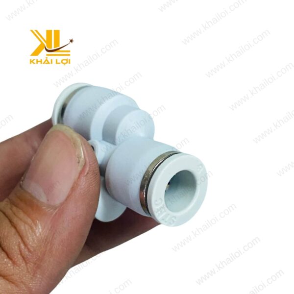 Hình ảnh thực tế chữ Y ba đầu nối ống khí nén STNC YPY, thiết kế nhỏ gọn, dễ lắp đặt.