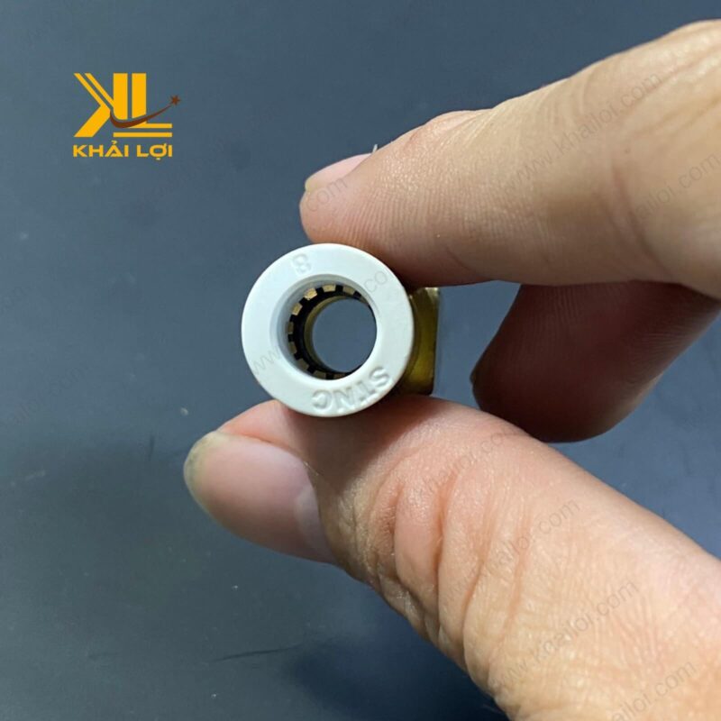 Cận cảnh đầu nối khí nén STNC YPCF với thiết kế chắc chắn, bền bỉ.