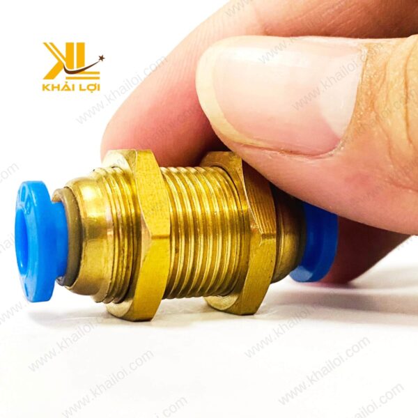 Nối 2 đầu ống khí siết thành PM của Vật tư công nghiệp Khải Lợi với chất liệu đồng cao cấp.