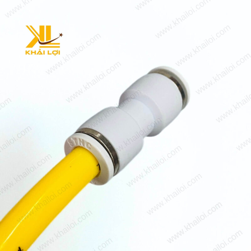 Cận cảnh khớp nối hai đầu ống khí nén STNC, đảm bảo kết nối chắc chắn.