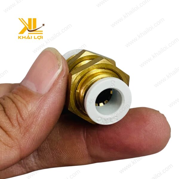 Nối Hai Đầu Ống Khí Siết Thành STNC YPM sử dụng chất liệu nhựa trắng và đồng thau.