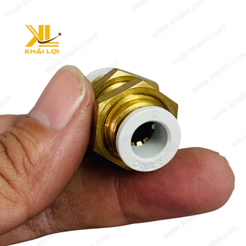 Nối Hai Đầu Ống Khí Siết Thành STNC YPM sử dụng chất liệu nhựa trắng và đồng thau.