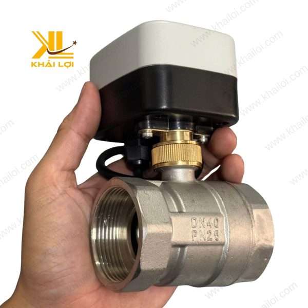 Bộ điều khiển điện của van bi INOX BVE với motor xoay 90 độ, giúp vận hành linh hoạt.