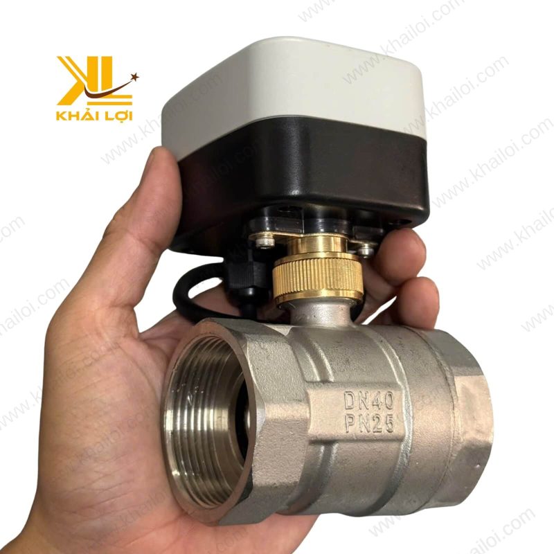 Bộ điều khiển điện của van bi INOX BVE với motor xoay 90 độ, giúp vận hành linh hoạt.