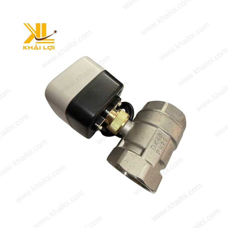 Cận cảnh van bi điện INOX BVE với bộ điều khiển điện hiện đại, phù hợp cho hệ thống tự động hóa.