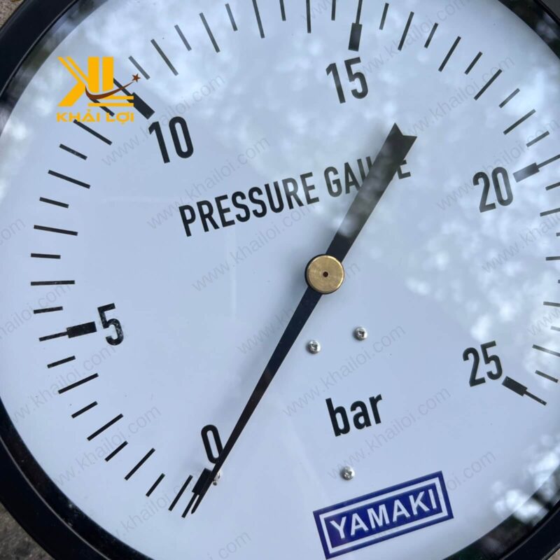 Cận cảnh mặt số đồng hồ áp suất chân đứng YAMAKI với đơn vị đo bar.