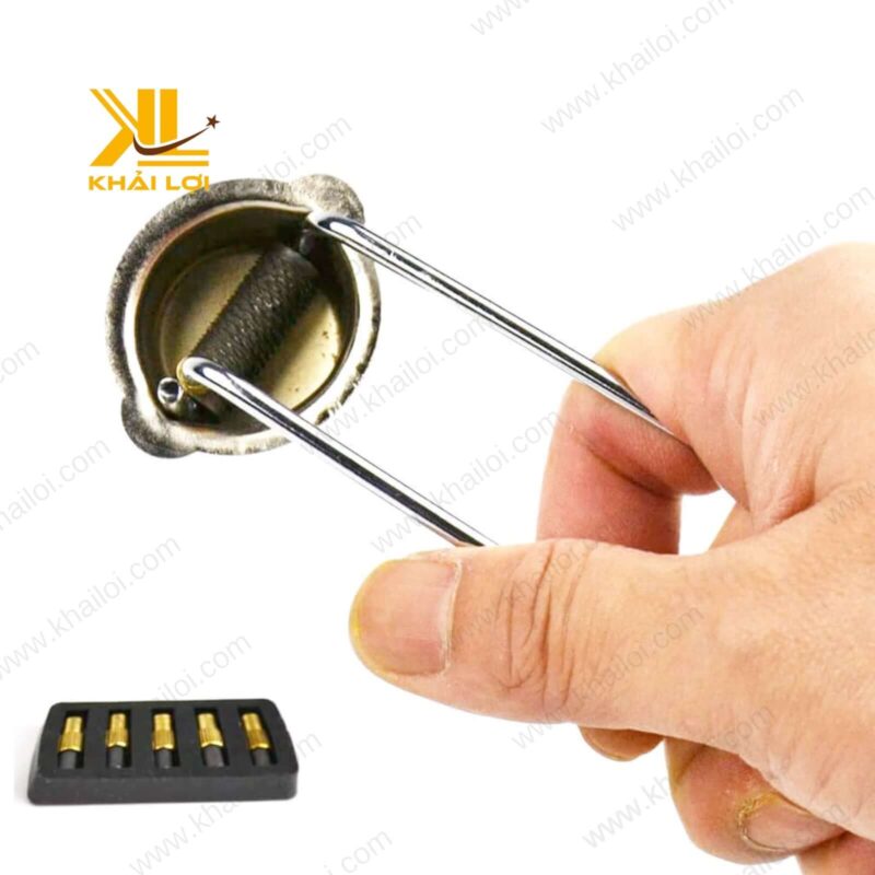 Cây mồi lửa có tay cầm đàn hồi, dễ dàng thao tác khi sử dụng.