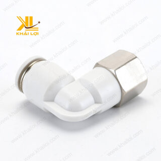 Cận cảnh co nối khí nén ren trong JPLF với đầu ren trong bằng đồng thau.