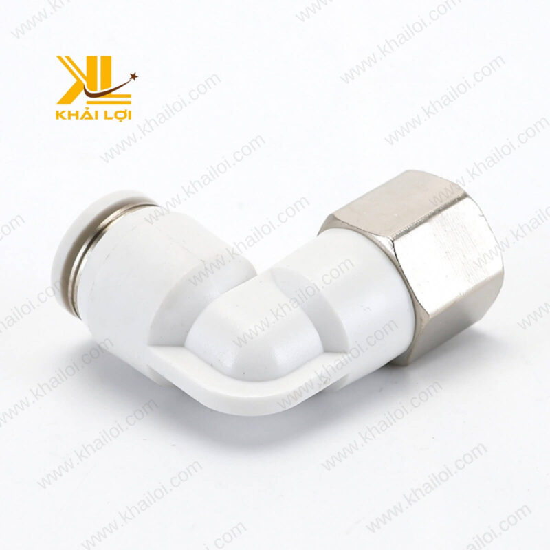 Cận cảnh co nối khí nén ren trong JPLF với đầu ren trong bằng đồng thau.