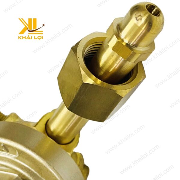 Cận cảnh van vặn điều chỉnh áp suất của Đồng hồ Oxy Tanaka Venus Oxy (CGA-540L).