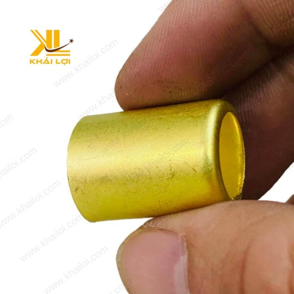 Ly thau bấm kết nối ống nhựa PVC trong hệ thống công nghiệp.