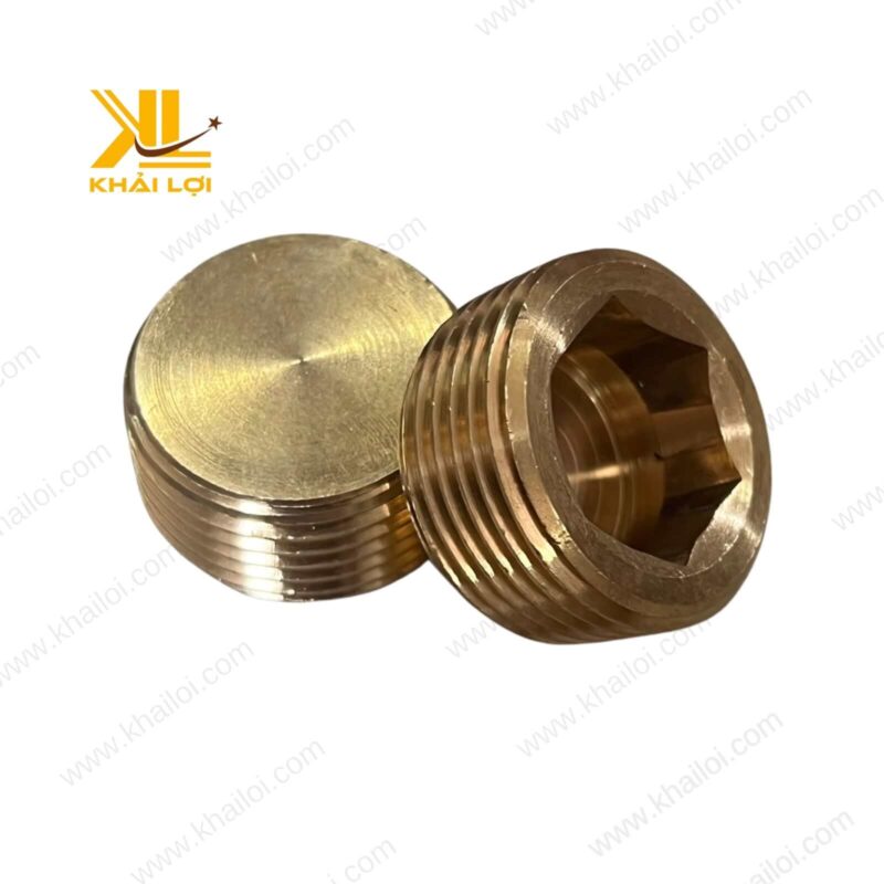Ốc bít thau ren lục giác sáng bóng của Vật tư công nghiệp Khải Lợi trên nền trắng.