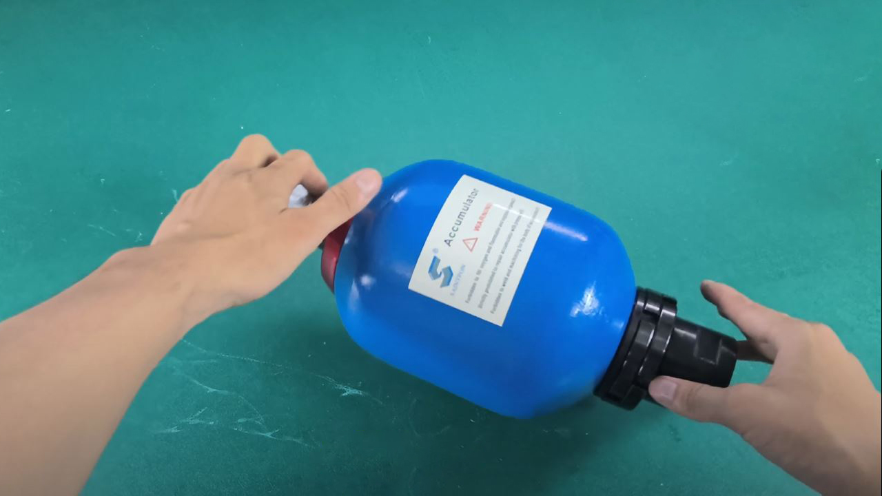 Bình Tích Áp NXQ hoạt động dựa trên nguyên tắc nén khí nitơ trong túi cao su, giúp hấp thụ xung động và ổn định áp suất trong hệ thống thủy lực.