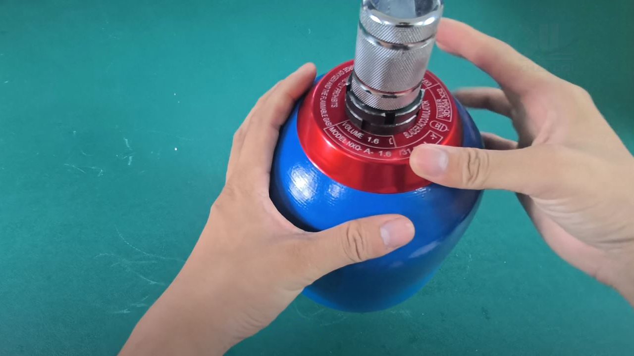 Bình Tích Áp NXQ không chỉ giúp hệ thống thủy lực vận hành mượt mà hơn, mà còn mang lại nhiều lợi ích quan trọng như giảm hao mòn thiết bị, tiết kiệm năng lượng và tăng hiệu suất làm việc.