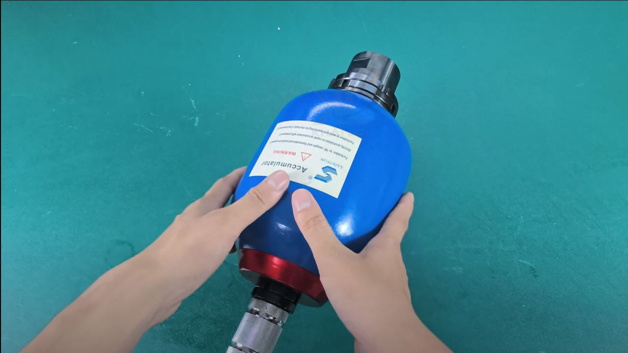 Bình Tích Áp NXQ là một thiết bị không thể thiếu trong hệ thống thủy lực, giúp ổn định áp suất, giảm sốc thủy lực, tiết kiệm năng lượng và tăng tuổi thọ bơm thủy lực.