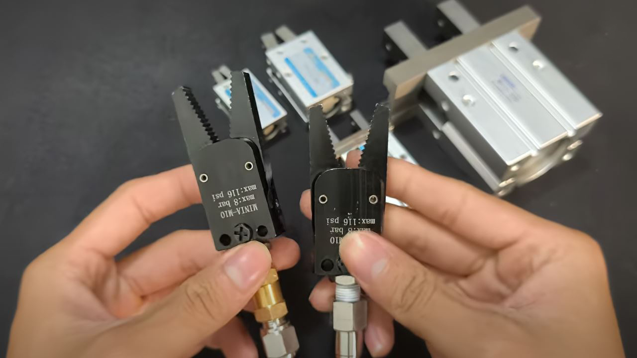 Hiện nay, trên thị trường có nhiều loại xi lanh tay kẹp khí nén, mỗi loại được thiết kế với cấu tạo và cơ chế hoạt động riêng biệt để phù hợp với từng ứng dụng cụ thể.