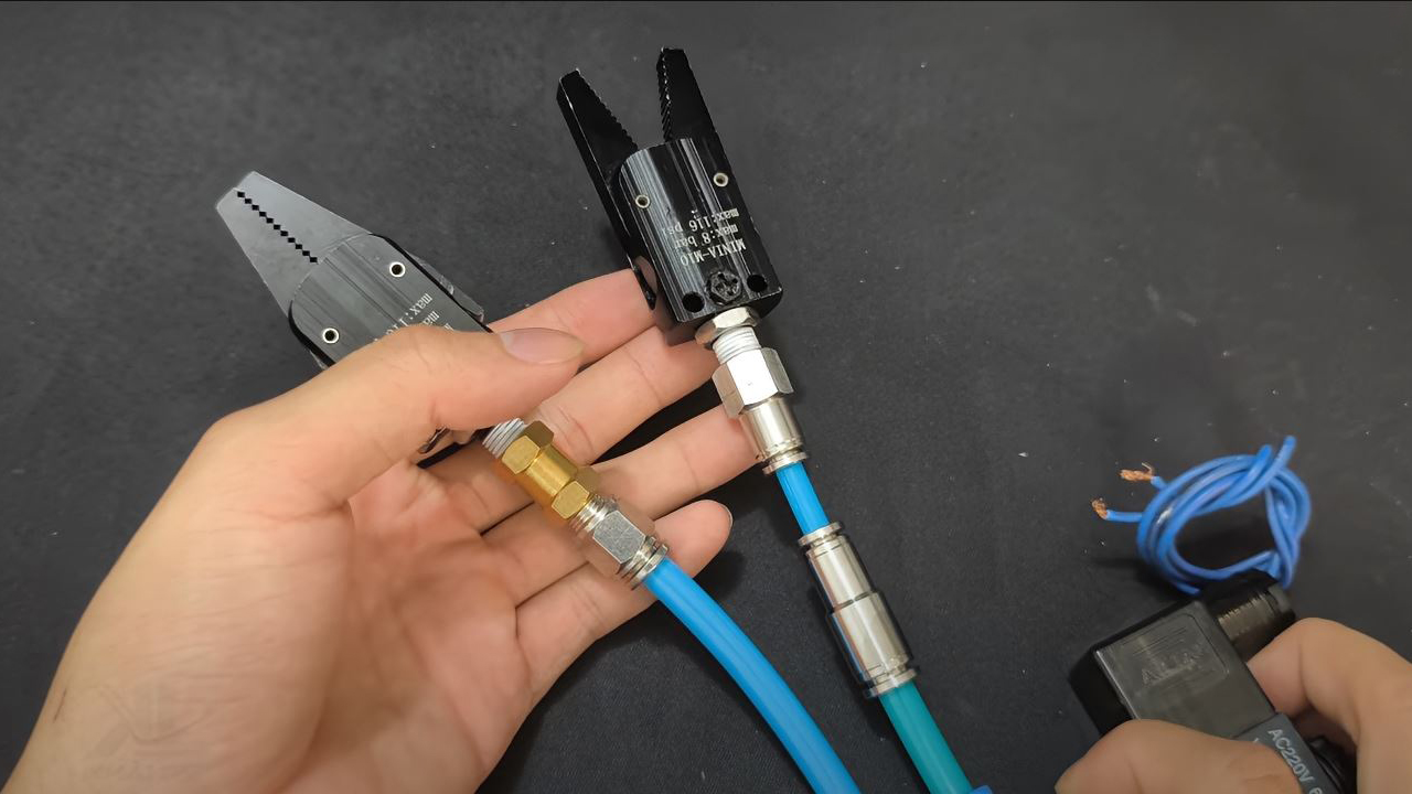 Xi lanh tay kẹp khí nén hoạt động dựa trên nguyên tắc sử dụng áp suất khí nén để tạo ra chuyển động đóng/mở của má kẹp.