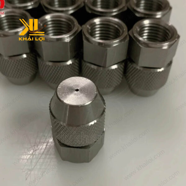 Béc inox phun hình nón có thể điều chỉnh góc phun từ 15 đến 65 độ.