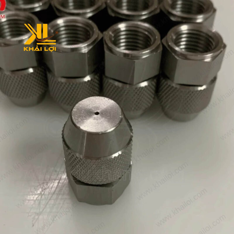 Béc inox phun hình nón có thể điều chỉnh góc phun từ 15 đến 65 độ.