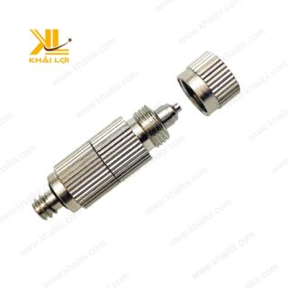 Đầu béc phun sương đang hoạt động phun tia sương mịn.