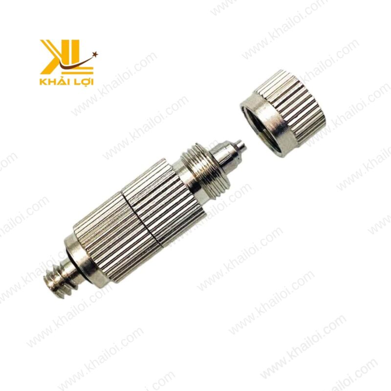 Đầu béc phun sương đang hoạt động phun tia sương mịn.