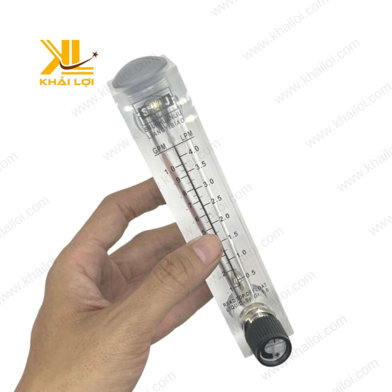Lưu lượng kế nước LZM kích thước ren 34mm đang được lắp trên đường ống nước.