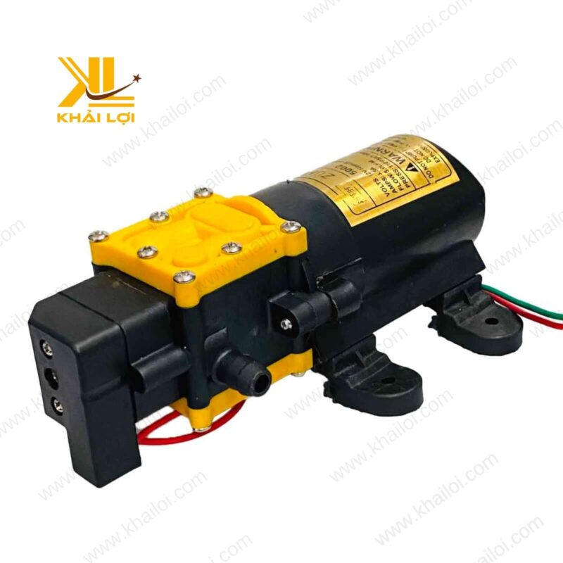 Dây điện đỏ đen được đấu sẵn trên máy bơm 12V.