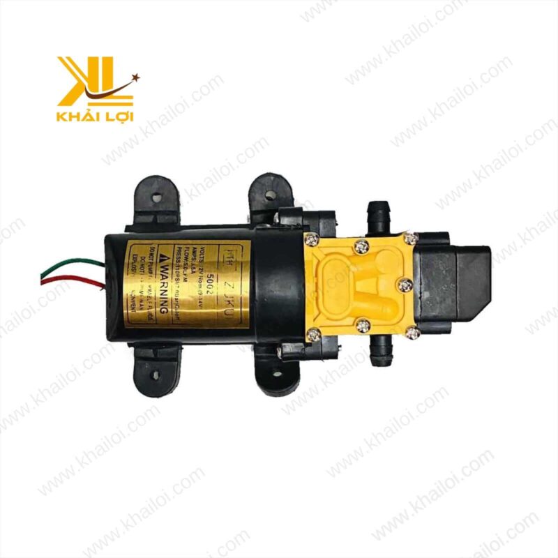 Góc nhìn ngang của máy bơm đơn cho thấy vỏ nhựa và đầu ren.
