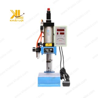 Mặt trước máy ép khí nén có bàn làm việc cố định tại Khải Lợi