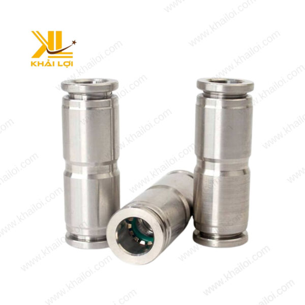 Cận cảnh nối khí nén inox IPU trên bàn làm việc của kỹ sư.
