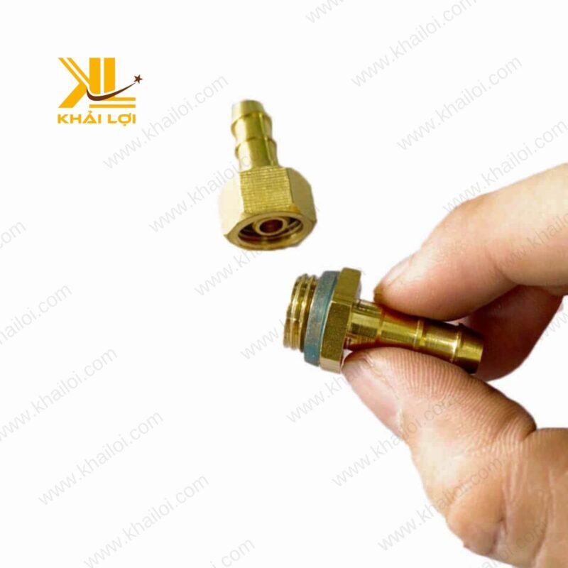 Cận cảnh đầu ren 13.8 của sản phẩm nối dây rửa xe Khải Lợi.