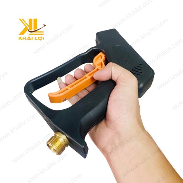 Súng rửa xe điều khiển từ xa của Vật tư công nghiệp Khải Lợi với tay cầm màu cam.