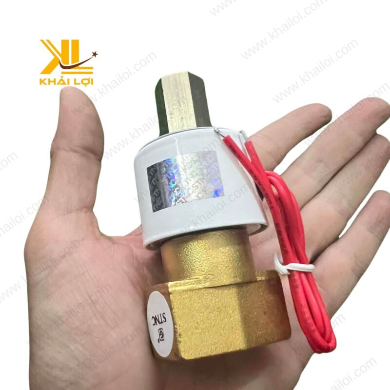 Van Điện Từ Ba Ngã STNC UZC điều khiển xi lanh khí nén trong dây chuyền sản xuất.