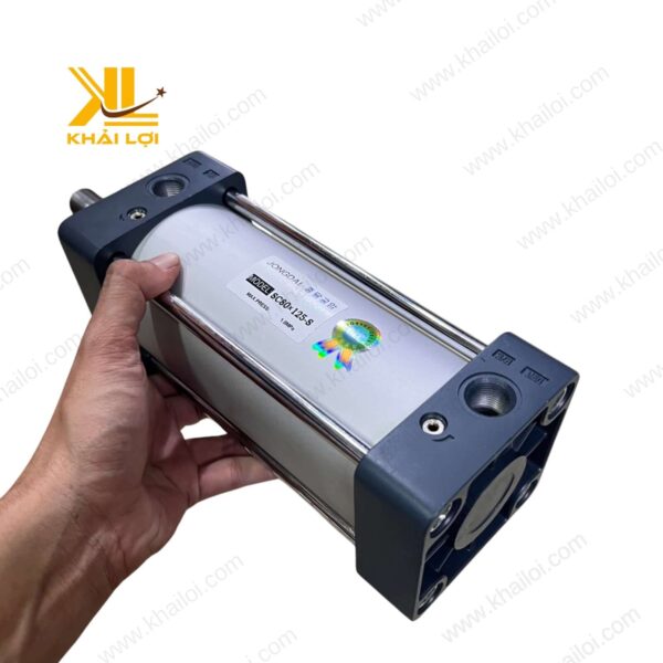 Cận cảnh chi tiết ty đẩy của xi lanh JONGDAI SC chống ăn mòn.