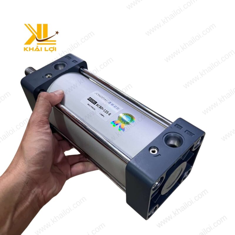 Cận cảnh chi tiết ty đẩy của xi lanh JONGDAI SC chống ăn mòn.