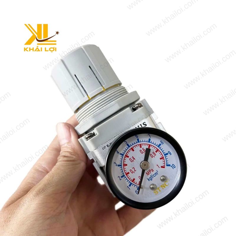 Cận cảnh Van Điều Áp STNC TR, núm chỉnh áp, áp kế rõ ràng.