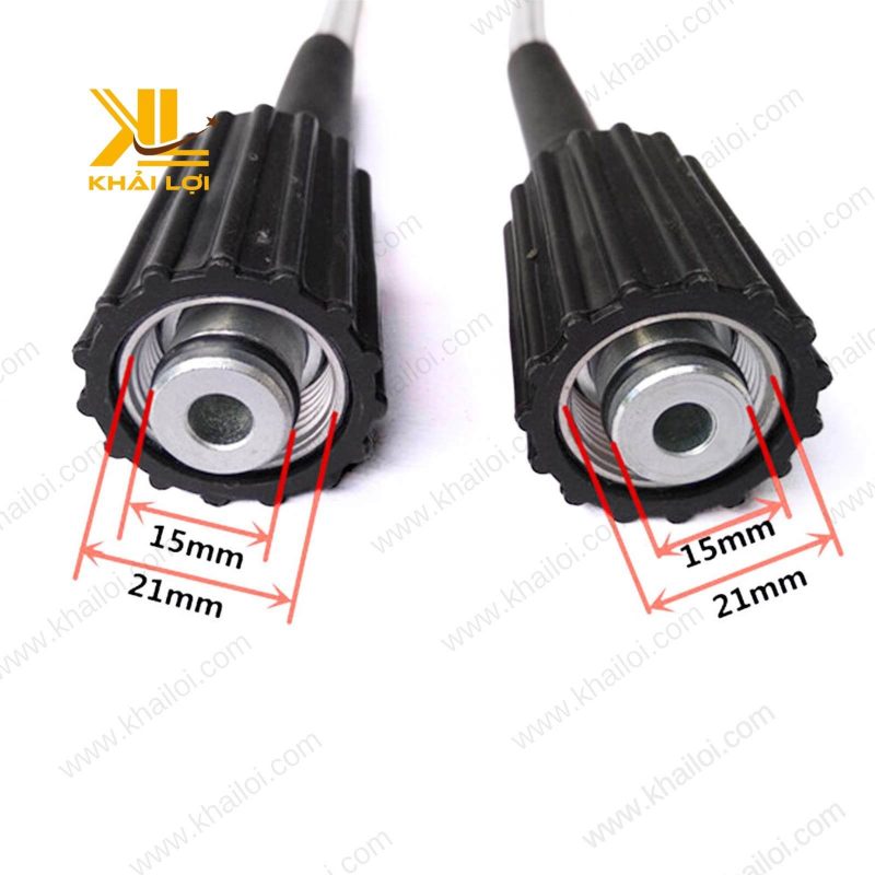 Hình ảnh Dây Rửa Xe kết nối với súng xịt trong xưởng rửa xe.