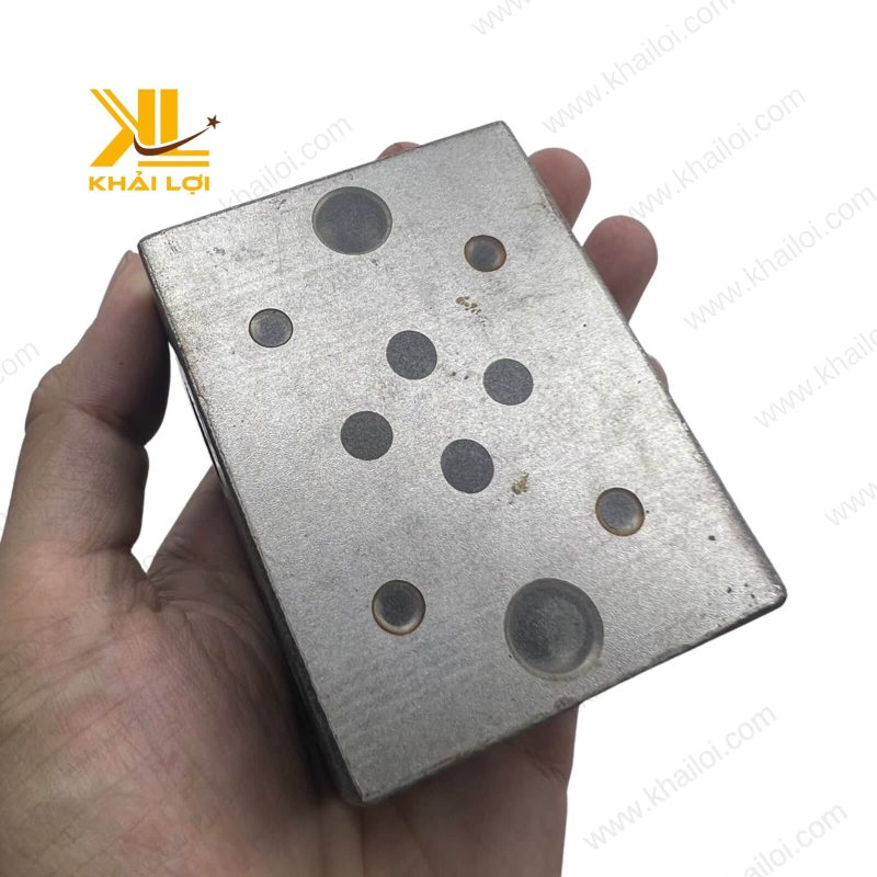 Đế Van Thuỷ Lực làm từ thép không gỉ sáng bóng.