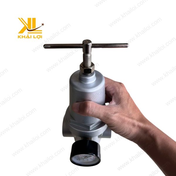 Bộ điều áp khí nén STNC TRY với đồng hồ đo áp suất.