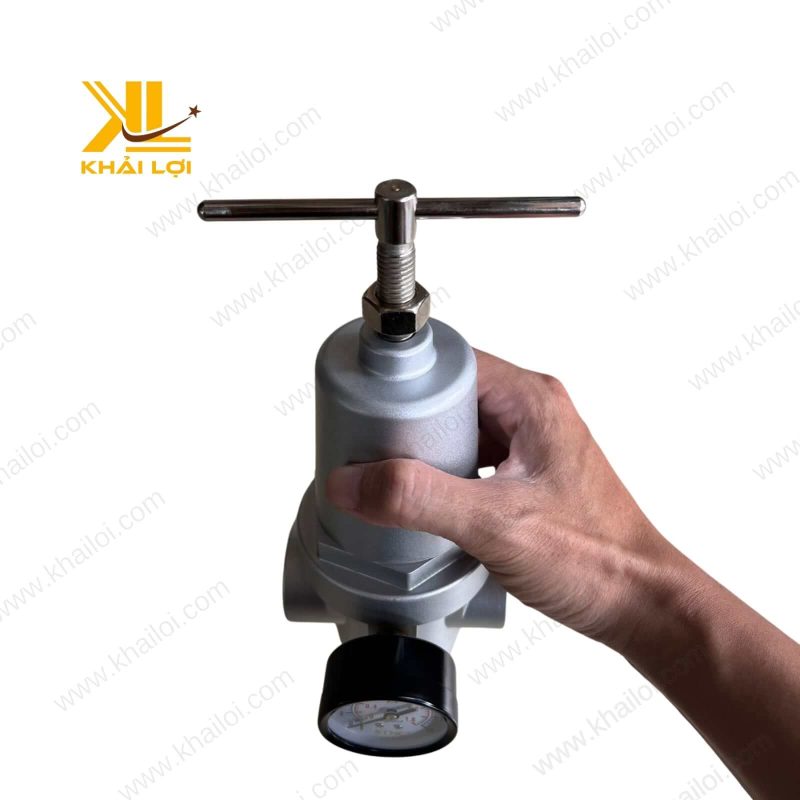 Bộ điều áp khí nén STNC TRY với đồng hồ đo áp suất.